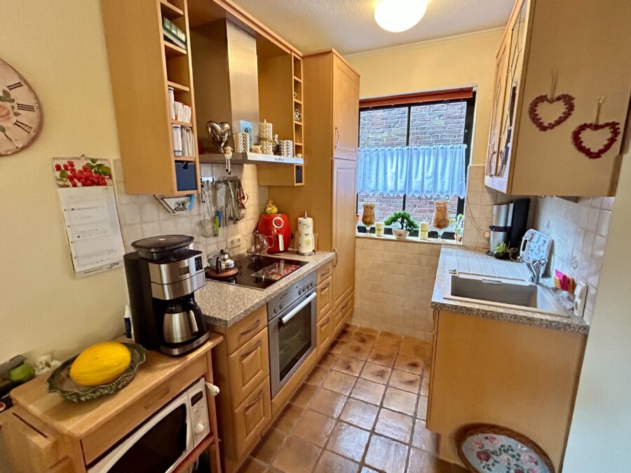 Ruhige Lage trifft Rendite: festvermietetes Reihenhaus in Dangast - Küche (32985)