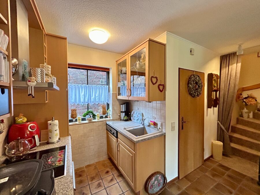 Ruhige Lage trifft Rendite: festvermietetes Reihenhaus in Dangast - Küche und Eingangsbereich (32986)