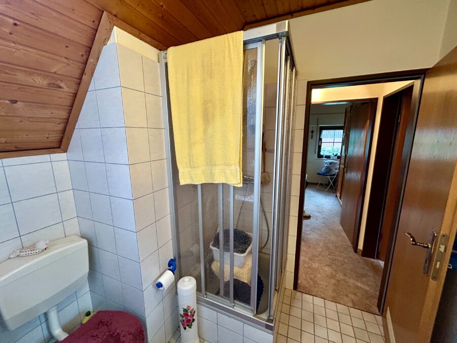 Ruhige Lage trifft Rendite: festvermietetes Reihenhaus in Dangast - Badezimmer (32991)