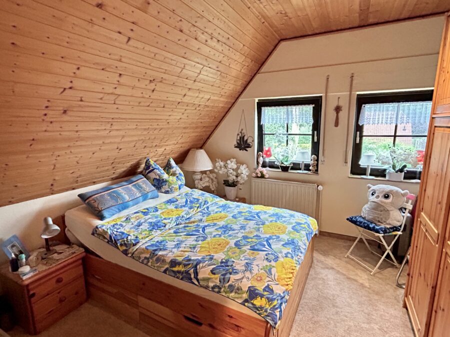 Ruhige Lage trifft Rendite: festvermietetes Reihenhaus in Dangast - Schlafzimmer (32988)