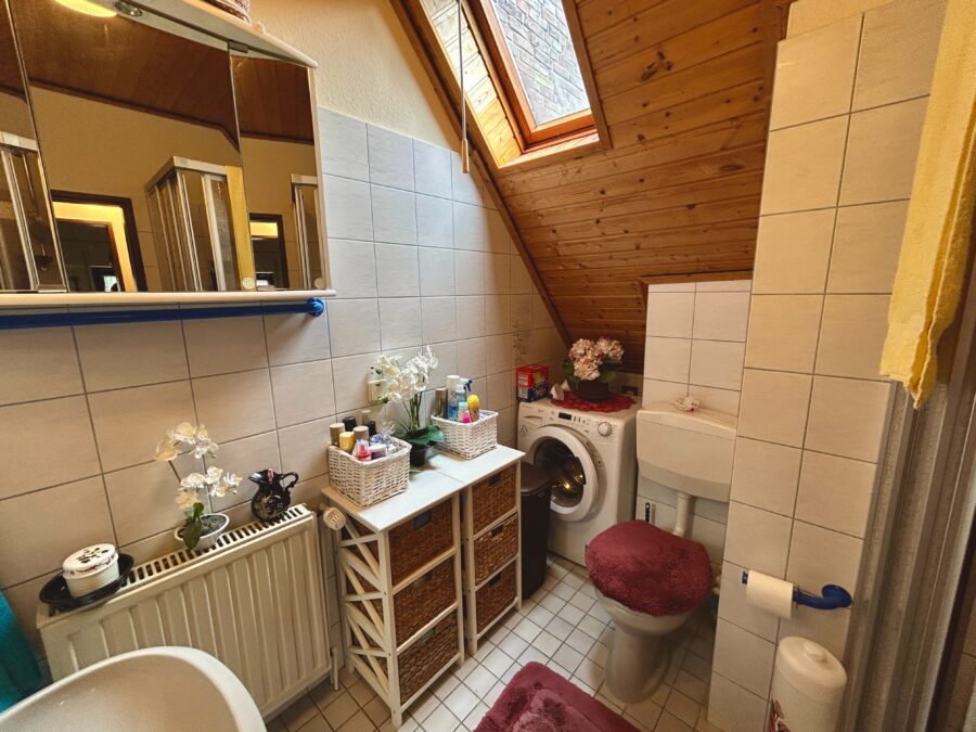 Ruhige Lage trifft Rendite: festvermietetes Reihenhaus in Dangast - Badezimmer (32990)