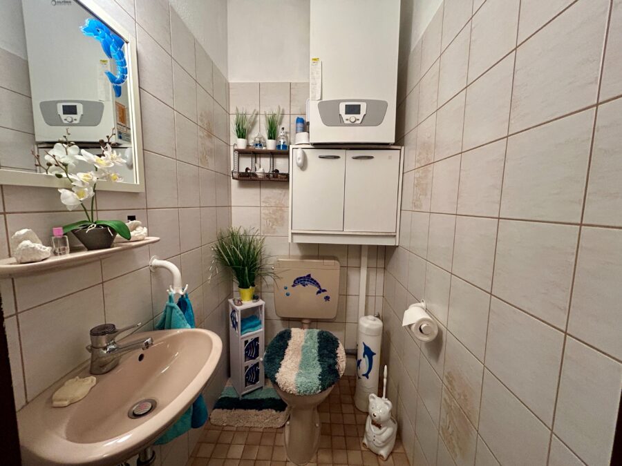 Ruhige Lage trifft Rendite: festvermietetes Reihenhaus in Dangast - Gäste-WC (32987)