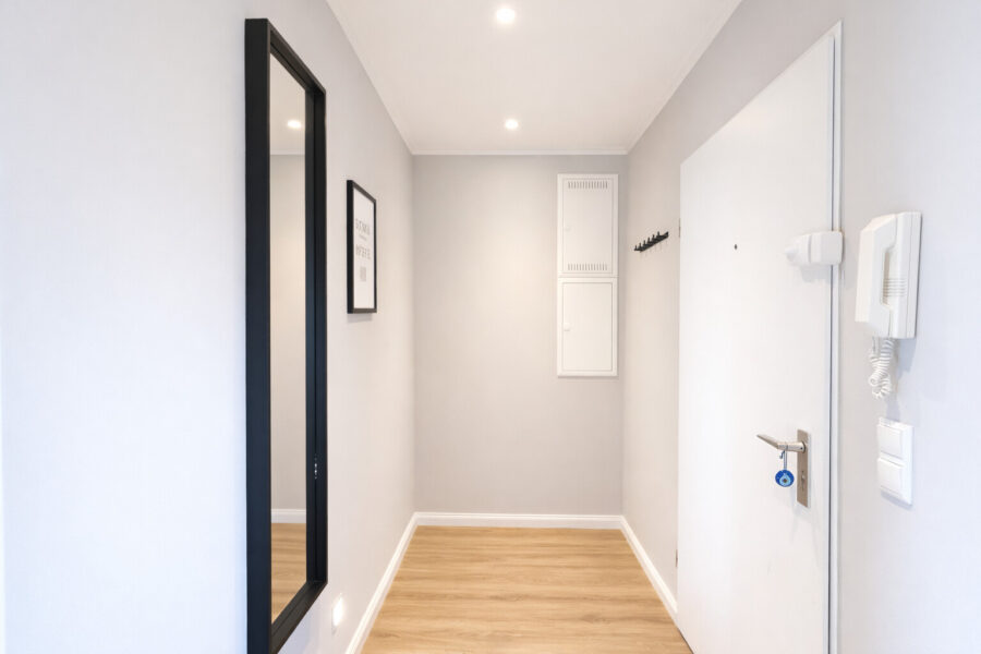 NEU! Exklusiv modernisierte 2-Zimmer-Wohnung mit Südloggia und Tiefgaragenstellplatz - Flur (40335)