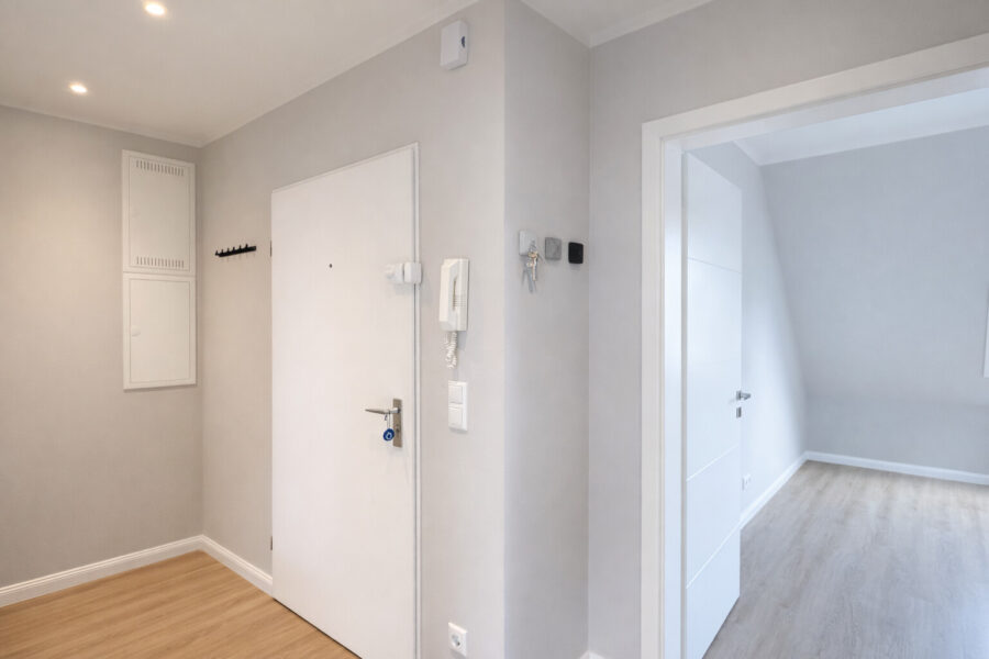 NEU! Exklusiv modernisierte 2-Zimmer-Wohnung mit Südloggia und Tiefgaragenstellplatz - Flur (40336)