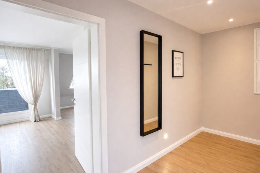 NEU! Exklusiv modernisierte 2-Zimmer-Wohnung mit Südloggia und Tiefgaragenstellplatz - Flur (40337)