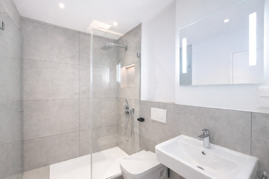 NEU! Exklusiv modernisierte 2-Zimmer-Wohnung mit Südloggia und Tiefgaragenstellplatz - Badezimmer (40338)