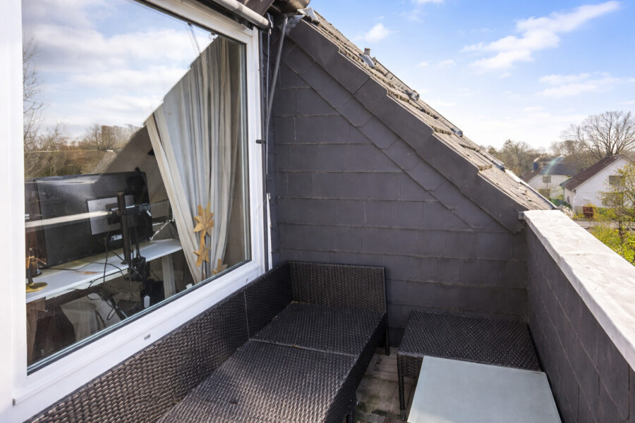 NEU! Exklusiv modernisierte 2-Zimmer-Wohnung mit Südloggia und Tiefgaragenstellplatz - Loggia (40339)