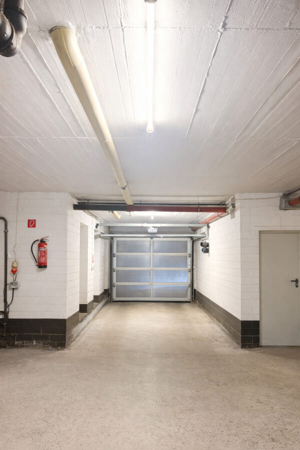 NEU! Exklusiv modernisierte 2-Zimmer-Wohnung mit Südloggia und Tiefgaragenstellplatz - Tiefgarage (40340)