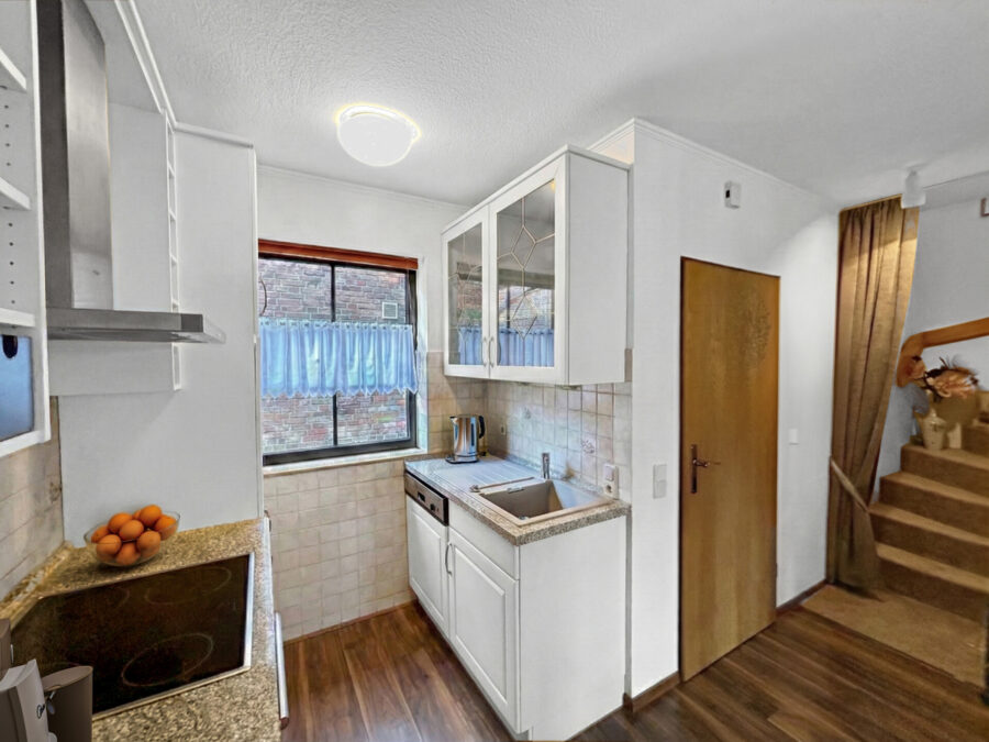 Zeitloser Klassiker - Reihenhaus im Nordseebad Dangast! - Bezugsfrei ab 01.02.2026 - Virtual Staging - Küche 2.0 (36489)