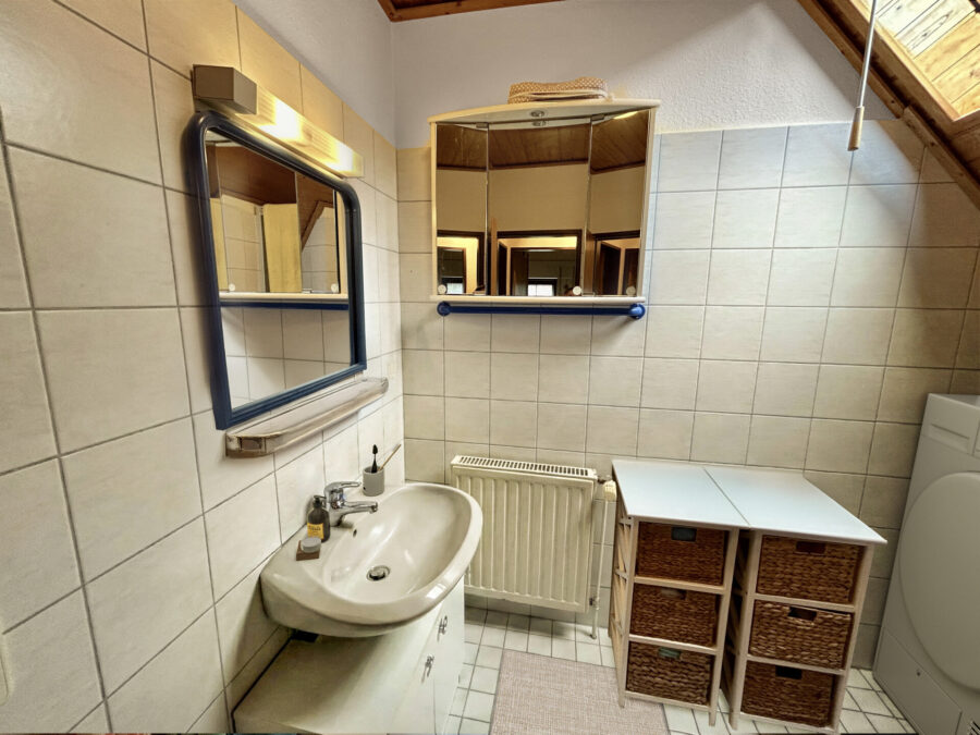 Zeitloser Klassiker - Reihenhaus im Nordseebad Dangast! - Bezugsfrei ab 01.02.2026 - Virtual Staging - Bad (36495)