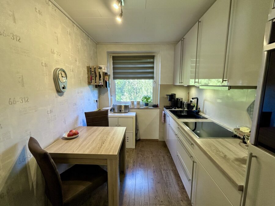 Modernisierte 4-Zimmer-Wohnung mit Balkon in gepflegtem Mehrfamilienhaus - Küche (36190)