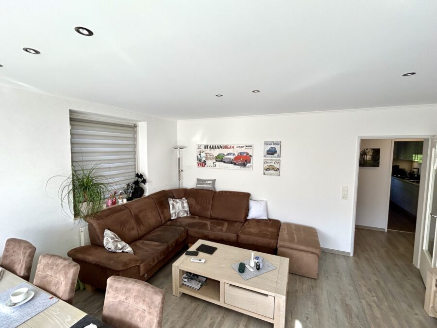 Modernisierte 4-Zimmer-Wohnung mit Balkon in gepflegtem Mehrfamilienhaus - Wohn- und Essbereich (36189)