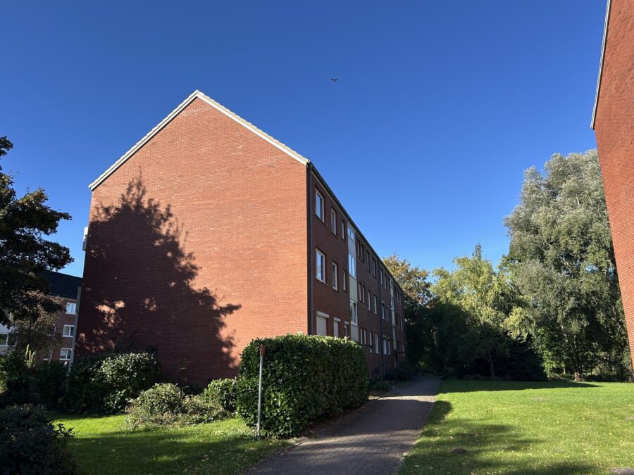 Modernisierte 4-Zimmer-Wohnung mit Balkon in gepflegtem Mehrfamilienhaus - Hausansicht (36185)
