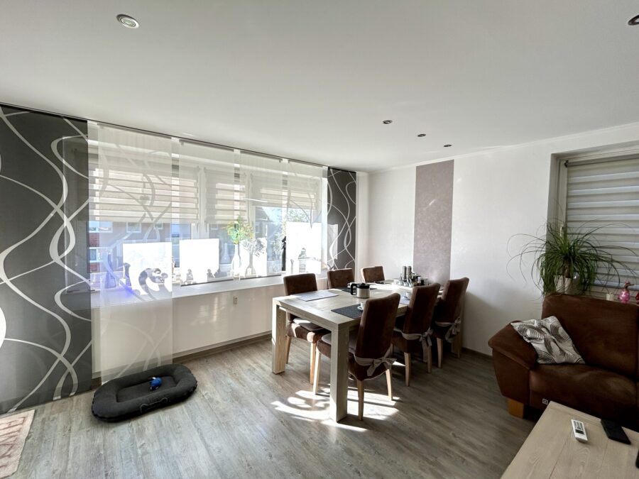 Modernisierte 4-Zimmer-Wohnung mit Balkon in gepflegtem Mehrfamilienhaus - Wohn- und Essbereich (36188)