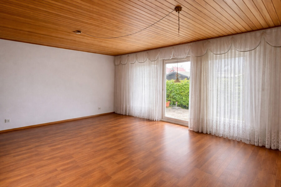 Traumhaftes Grundstück mit Altbestand - Top Lage vom Nordseebad Dangast - Wohnzimmer virtuell geleert (43496)