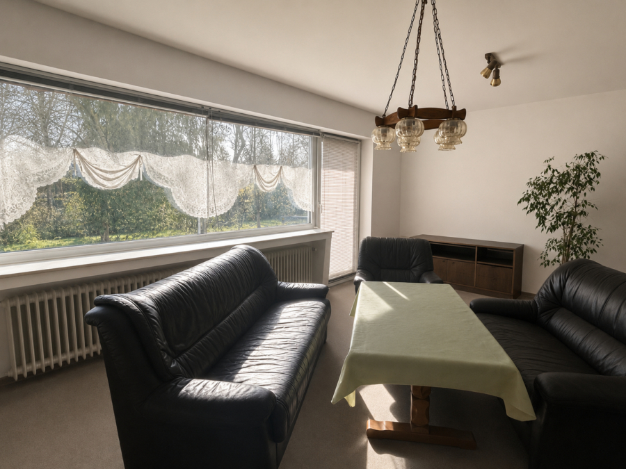 Zweifamilienhaus mit vermieteten Wohneinheiten auf großzügigem Grundstück - Wohnbereich (45846)