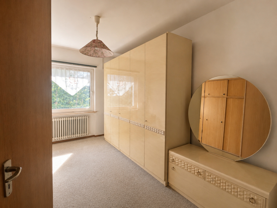 Zweifamilienhaus mit vermieteten Wohneinheiten auf großzügigem Grundstück - Arbeitszimmer (45854)
