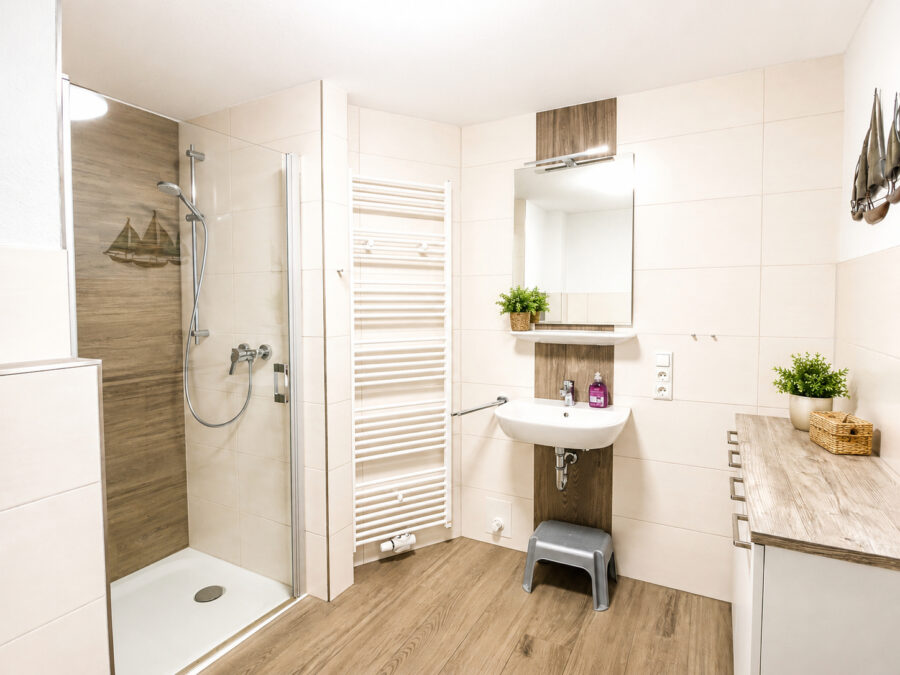 Exklusives Ferienhaus im Ferienpark Sehestedt - Badezimmer (41806)