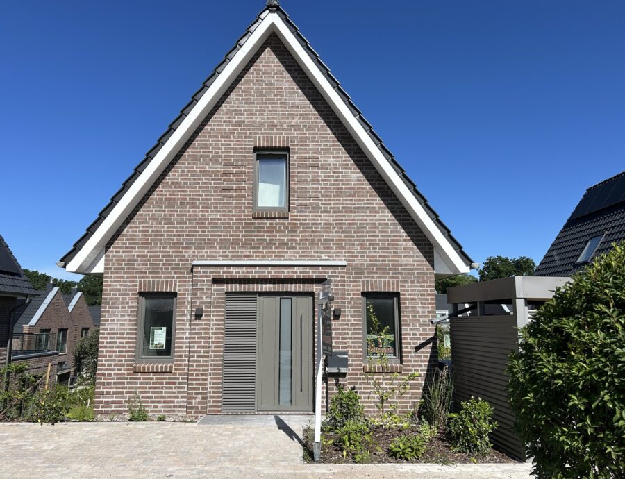 Investieren, Entspannen und Profitieren – Ihre Ferienimmobilie im Nordsee Park Dangast Haus-Nr.: 42 - Fronansicht (41550)