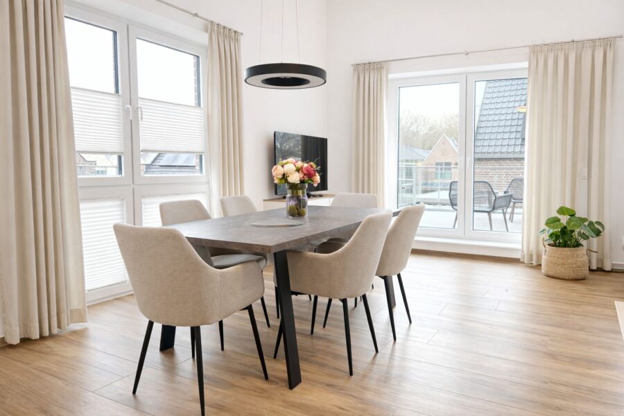 Investieren, Entspannen und Profitieren – Ihre Ferienimmobilie im Nordsee Park Dangast Haus-Nr.: 42 - Wohn- und Essbereich Plisee (41552)