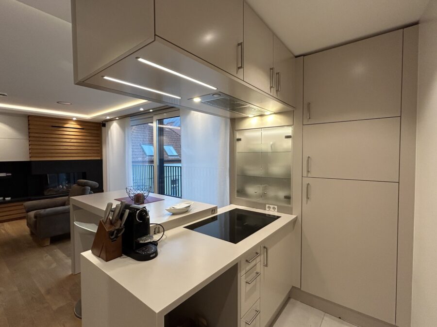 Nordseeinsel Norderney - Stadthaus im Zentrum mit Gewerbe + Ferienwohnungen + Penthouse - Penthouse - Küche (37205)