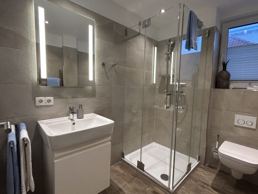 Nordseeinsel Norderney - Stadthaus im Zentrum mit Gewerbe + Ferienwohnungen + Penthouse - Whg. 1 - Badezimmer (37213)