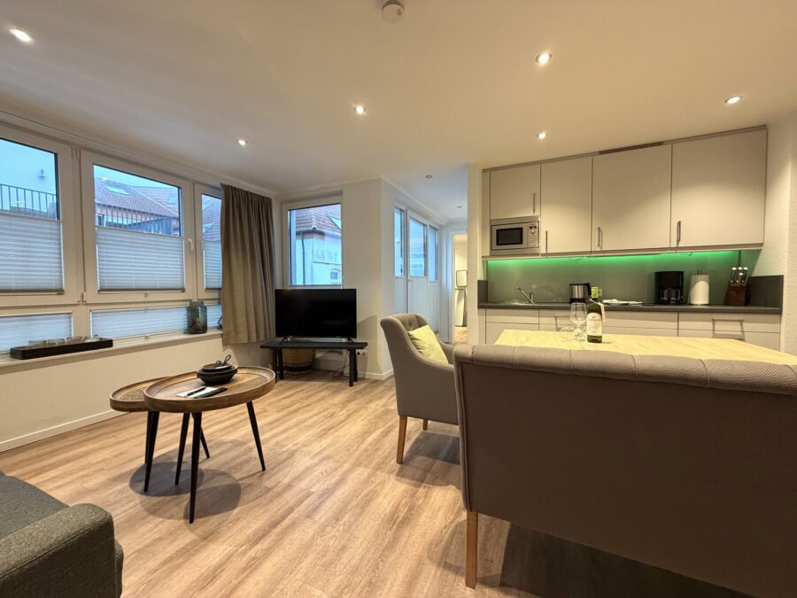 Nordseeinsel Norderney - Stadthaus im Zentrum mit Gewerbe + Ferienwohnungen + Penthouse - Whg. 2 - Küche (37216)