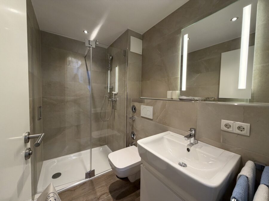 Nordseeinsel Norderney - Stadthaus im Zentrum mit Gewerbe + Ferienwohnungen + Penthouse - Whg. 2 - Badezimmer (37218)