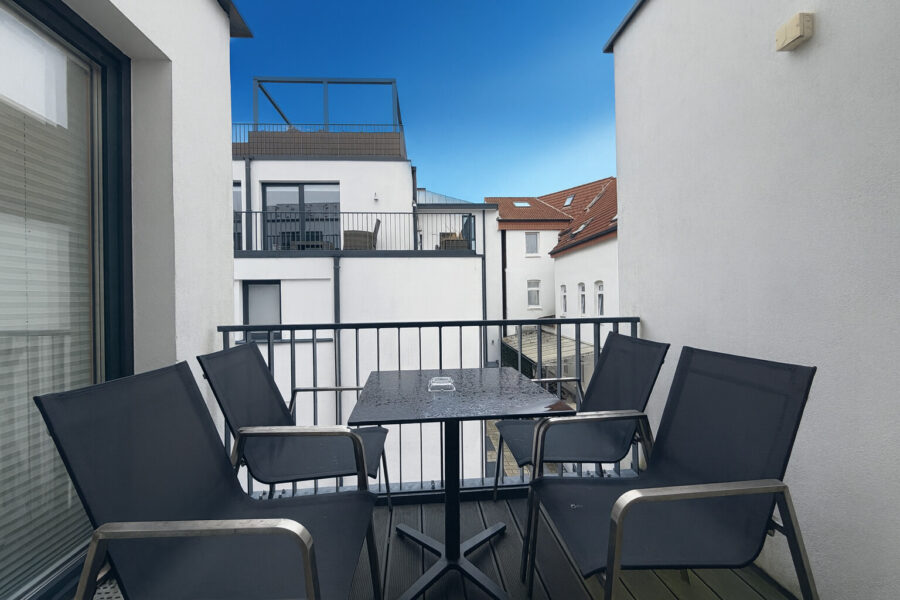 Nordseeinsel Norderney - Stadthaus im Zentrum mit Gewerbe + Ferienwohnungen + Penthouse - Whg. 2 - Balkon (37219)