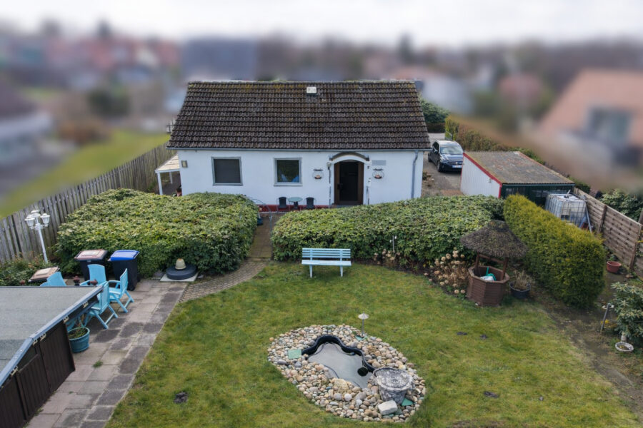 Großes Potenzial in Top-Lage: Sanierungsbedürftiges Haus auf traumhaftem Grundstück in Dangast - Drohnenaufnahme von hinten (40353)