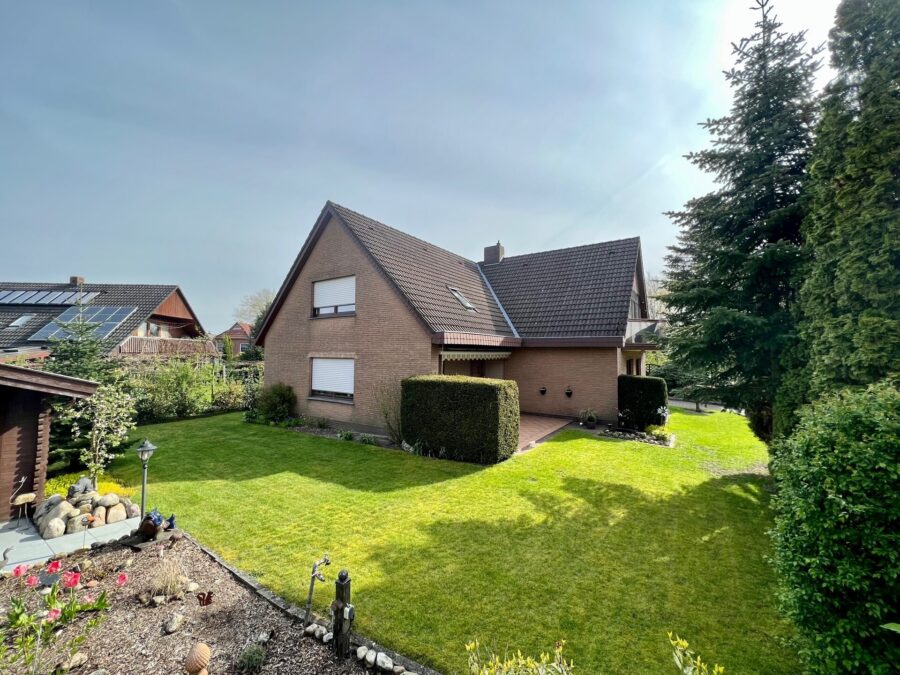 Attraktives Zweifamilienhaus mit großem Garten!, 26180 Rastede, Zweifamilienhaus