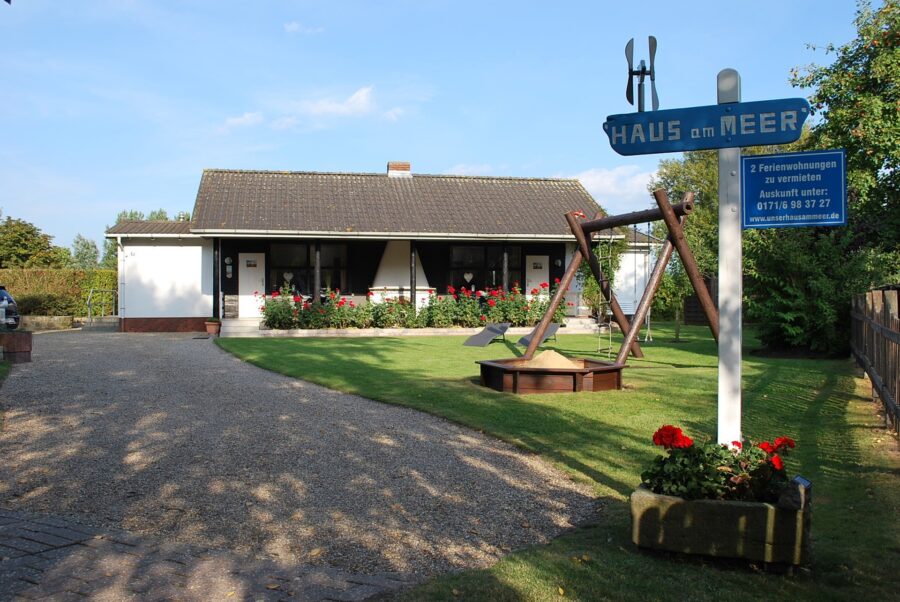 Ferienhaus-Ensemble in Traumlage – Ihr privates Paradies an der Nordsee mit Top-Rendite - Einfahrt (34576)