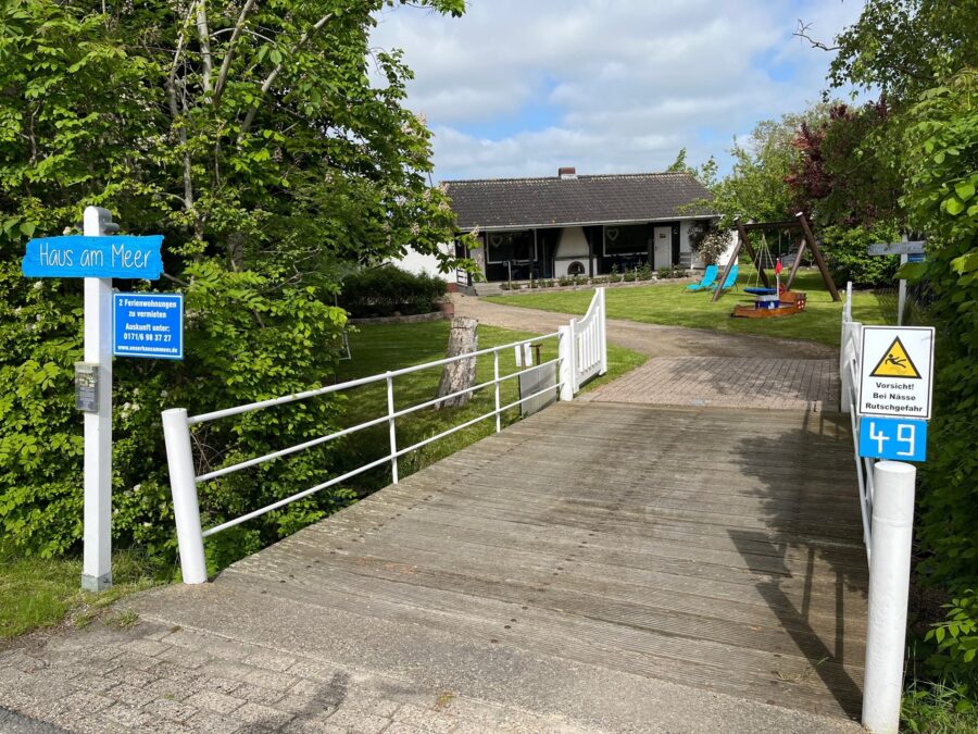 Ferienhaus-Ensemble in Traumlage – Ihr privates Paradies an der Nordsee mit Top-Rendite - Brücke zum Grundstück (34578)
