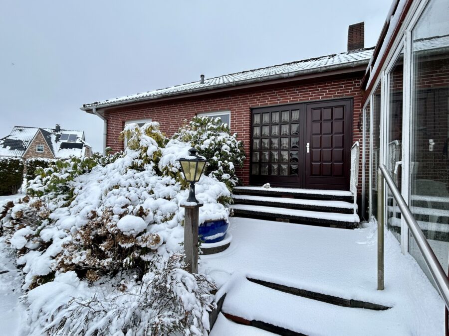 Großzügiges Einfamilienhaus mit Garten und Gestaltungspotenzial - Renovierungsbedürftig - Eingang (38141)