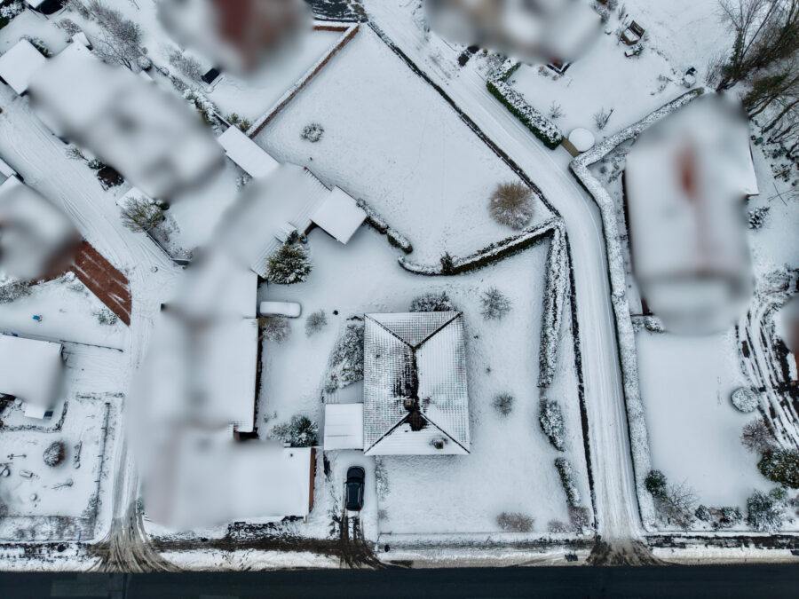 Großzügiges Einfamilienhaus mit Garten und Gestaltungspotenzial - Renovierungsbedürftig - Drohnenaufnahmen (38139)