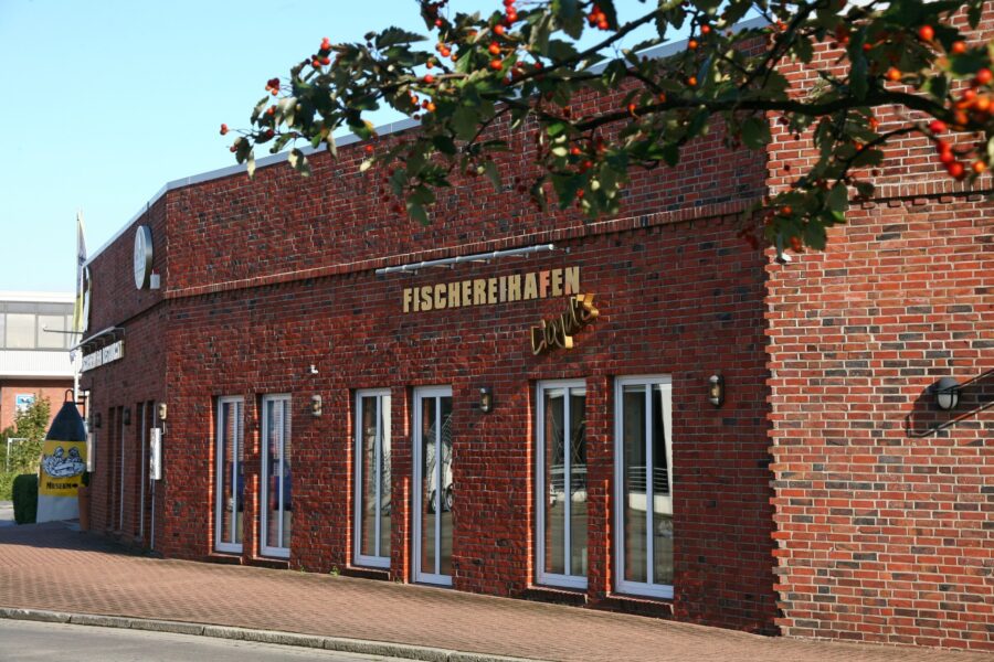 Fischereihafen Restaurant Cuxhaven in maritimen Ambiente - Frontansicht (34687)