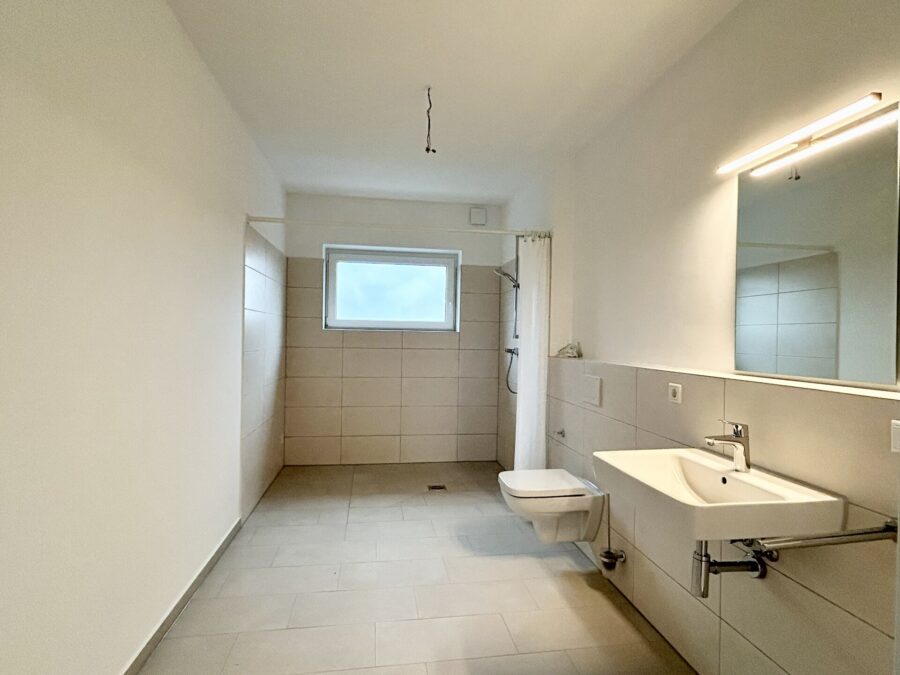 Wohnen am Urwald - 17 moderne Eigentumswohnungen in Neuenburg - Bad 2 WE 16 (38611)