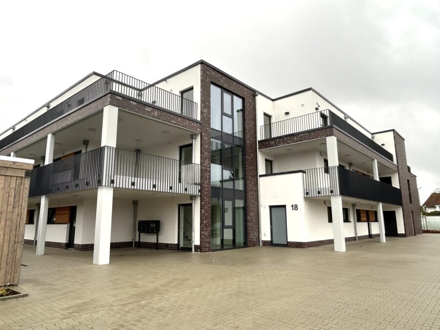 Wohnen am Urwald - 17 moderne Eigentumswohnungen in Neuenburg - Frontansicht (38602)