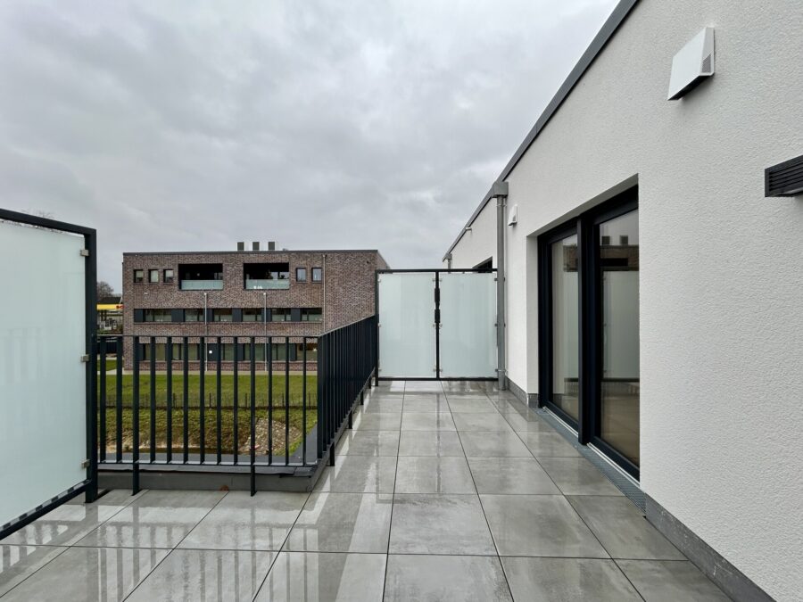 Wohnen am Urwald - 17 moderne Eigentumswohnungen in Neuenburg - Balkon WE 16 (38613)