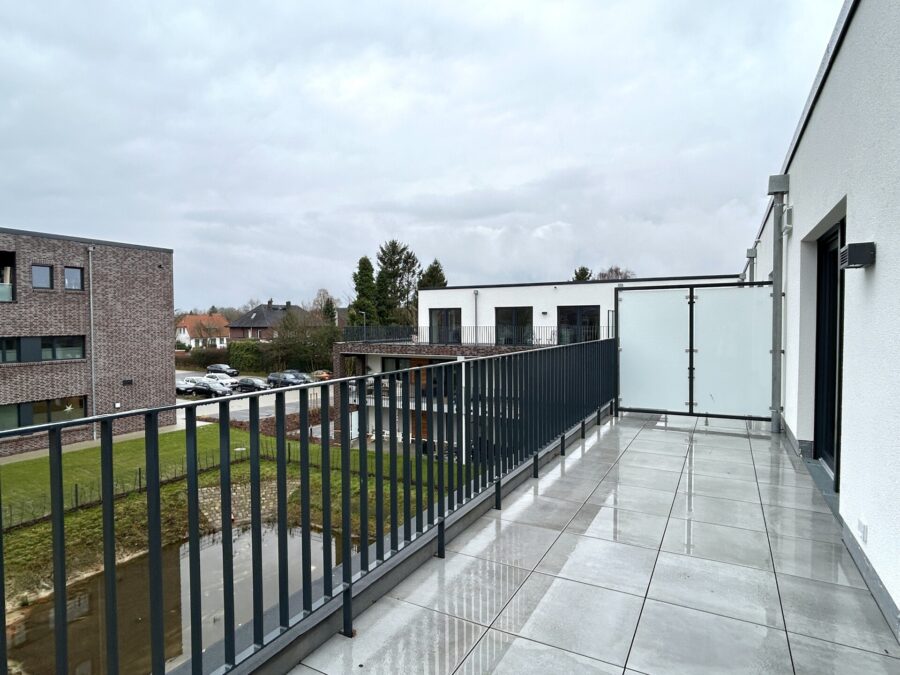 Wohnen am Urwald - 17 moderne Eigentumswohnungen in Neuenburg - Balkon WE 13 (38616)