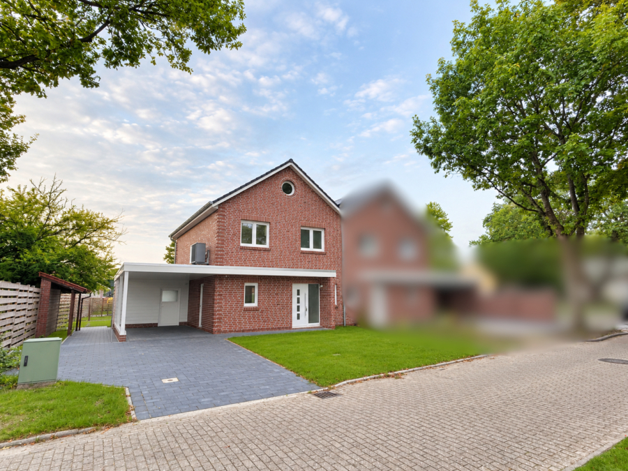 Neubau trifft Energieeffizienz: Moderne Doppelhaushälfte in Zetel - Außenansicht (48869)