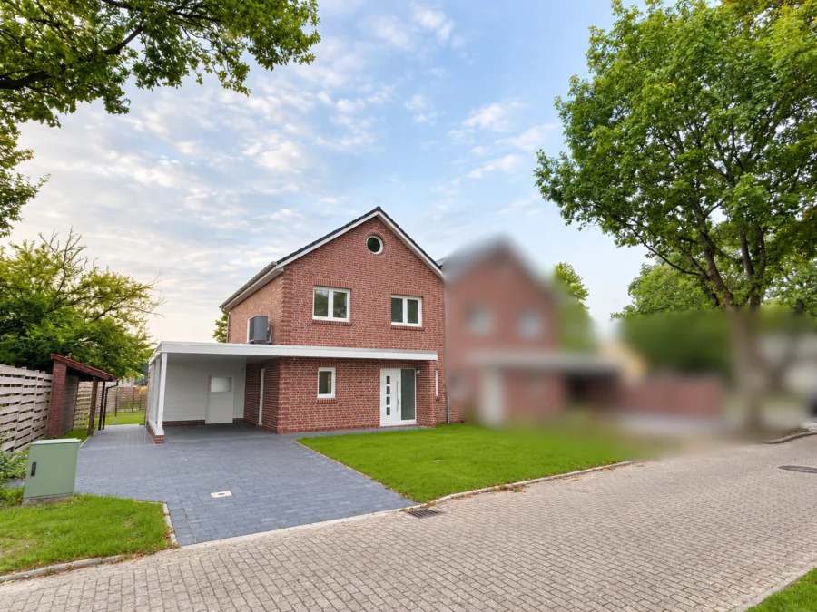 Neubau trifft Energieeffizienz: Moderne Doppelhaushälfte in Zetel - Außenansicht (50607)
