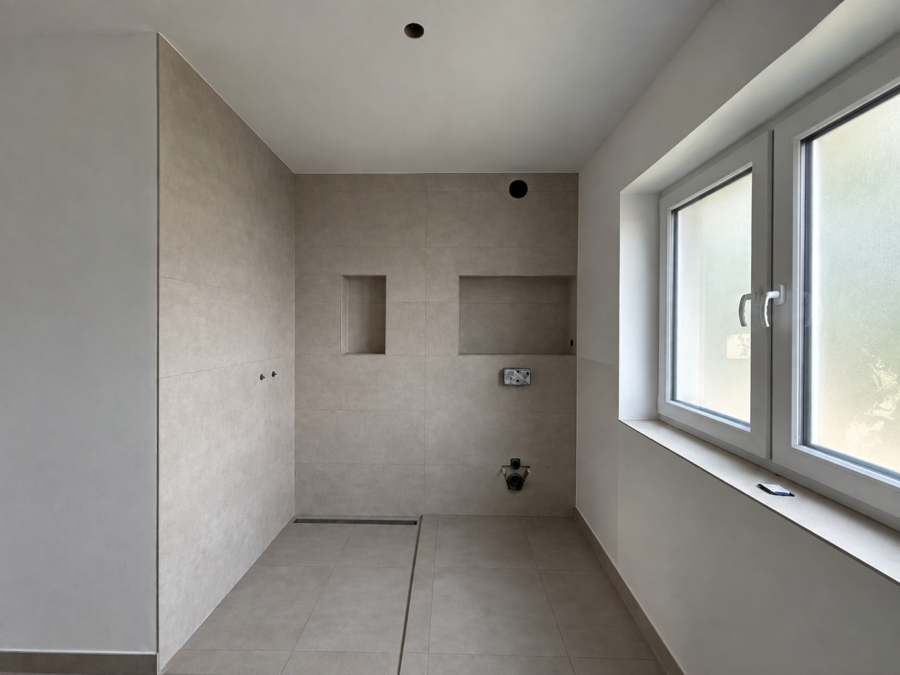 Neubau trifft Energieeffizienz: Moderne Doppelhaushälfte in Zetel - Badezimmer (48882)