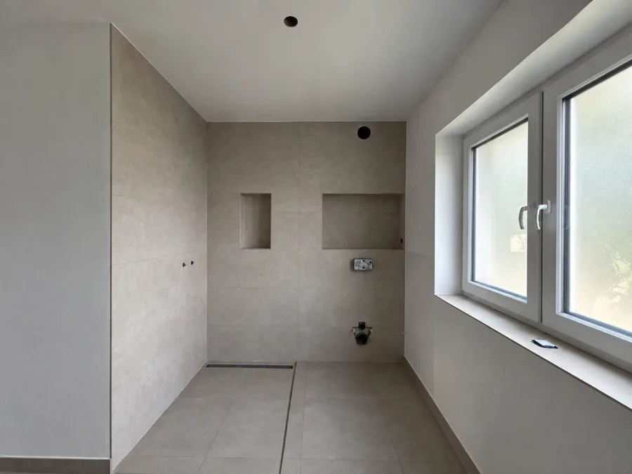 Neubau trifft Energieeffizienz: Moderne Doppelhaushälfte in Zetel - Badezimmer (50620)