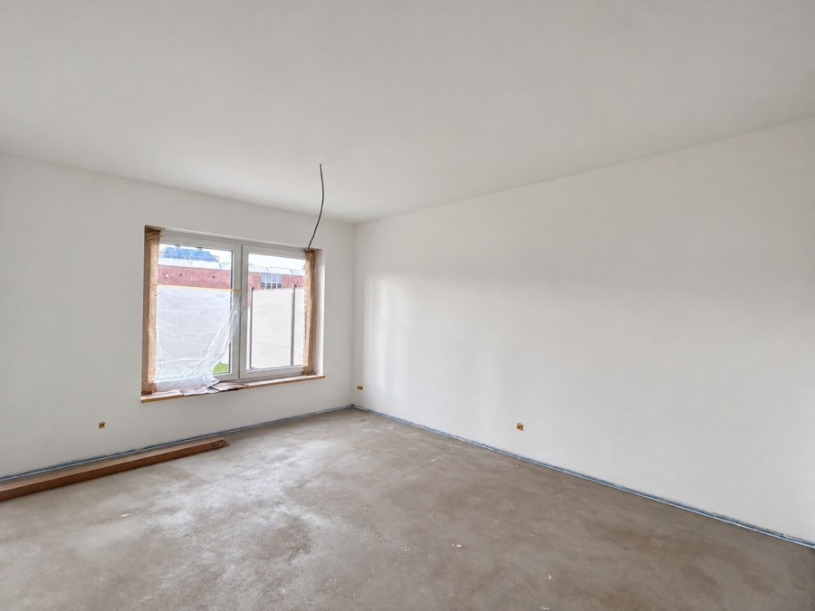 Neubau trifft Energieeffizienz: Moderne Doppelhaushälfte in Zetel - Wohn- und Essbereich (48873)