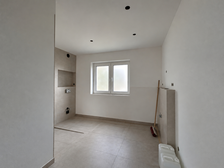 Neubau trifft Energieeffizienz: Moderne Doppelhaushälfte in Zetel - Badezimmer (48883)