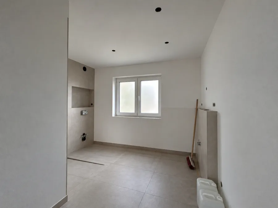 Neubau trifft Energieeffizienz: Moderne Doppelhaushälfte in Zetel - Badezimmer (50621)