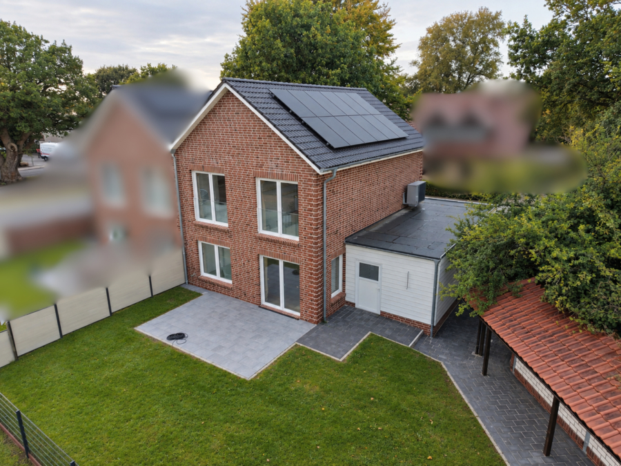 Neubau trifft Energieeffizienz: Moderne Doppelhaushälfte in Zetel - Drohnenaufnahme (48881)