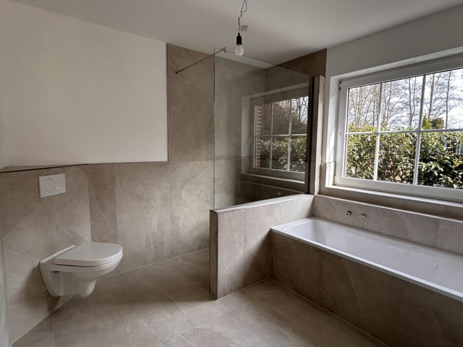 Modernisierte Erdgeschosswohnung mit Terrasse und freiem Blick in Dangast - Badezimmer (39206)